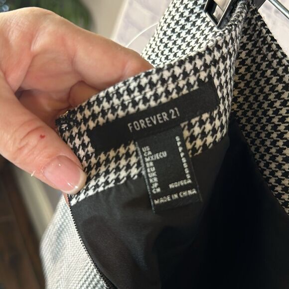 🤍 Forever 21 Houndstooth Mini Skirt Size Small NWT - Picture 4 of 4